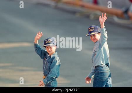 Le prince Harry (à gauche) et le prince William (à droite) se sont déferlé vers les caméras pendant leur tournée au Canada. Ils sont au Canada avec leurs parents, le prince et la princesse de Galles, pour une visite d'une semaine. Le Prince William, 9 ans, et son frère cadet, le Prince Harry, 7 ans, portent des casquettes de style baseball qui leur ont été données par l'équipage de la frégate canadienne NCSM Ottowa après avoir visité le navire amarré le long du yacht royal Britannia, sur le front de mer de Toronto. Photo prise le 23rd octobre 1991 Banque D'Images