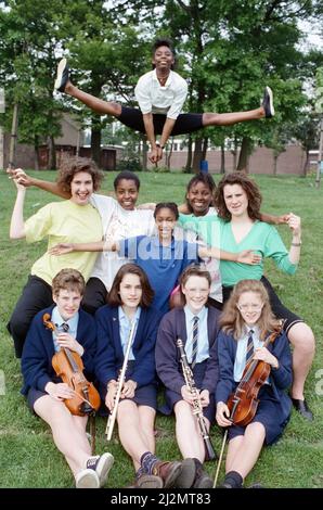 EMAG... Les élèves du lycée de Fartown sont dans l'humeur pour leurs débuts à Londres. Les élèves âgés de 12 à 16 ans attendent avec impatience le 4 juillet, date à laquelle ils auront pris part au Queen Elizabeth Hall pour participer au Festival national de musique et de danse. Ils y réaliseront un travail qu'ils ont écrit et chorégraphié eux-mêmes qui a été écrit à l'origine pour le Festival de musique contemporaine de Huddersfield, présenté à l'Hôtel de ville, en novembre dernier. Ils ont concouru contre d'autres équipes du Nord à Newcastle et ont gagné une place au festival d'une semaine. Janet Reid, danseuses (f Banque D'Images