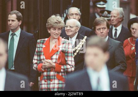 HRH la princesse de Galles, la princesse Diana, visite Didsbury et Wigan dans le nord-ouest de l'Angleterre. La princesse est ici photographiée pour ouvrir le centre commercial Galleries à Wigan. Le garde du corps de la princesse Diana, Ken Wharfe, est à droite de la photo. (Sur la gauche de Diana dans son costume à rayures) lors de la visite, la princesse a également ouvert le Francis House Children's Hospice. Le Francis House Children's Hospice a été ouvert le 25 novembre 1991 par Diana, la princesse de Galles, afin de fournir des soins aux enfants gravement malades dans le Nord-Ouest. Il a fourni un soutien vital à plus de 500 000 enfants et à leurs familles. Banque D'Images