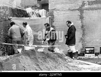 Meurtre de Karen Price - le corps décomposé d'une jeune femme a été trouvé par des ouvriers dans la cour arrière d'une maison à Fitzhamon Embankment, Cardiff. Le corps a été trouvé dans le coin où la police a érigé une tente en polyéthylène. Malheureusement, les activités de construction ont détruit une grande partie des preuves. La police annonce que les restes sont considérés comme ceux de Karen Price. Décembre 1989. L'affaire d'un homme qui a passé plus de 23 ans en prison pour le meurtre d'une fille de 15 ans à Cardiff a été renvoyée à la Cour d'appel à la suite d'une enquête menée par la Commission de révision des affaires pénales. Le CCRC Banque D'Images