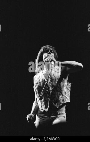 Iggy Pop (chanteur des États-Unis) se interprétant au Reading Rock Festival, Little John's Farm, Reading, Angleterre, le vendredi 23rd août 1991. Iggy a pour nom de naissance James Newell Osterberg, Jr. Iggy a pour liste de jeux le long de la rue, My Baby veut Rock & Roll, Raw Power, Gimme danger, Loose, T.V. Œil, saleté, os d'amour, cinq pieds un, China Girl, Lust for Life, Candy photo prise le 23rd août 1991 Banque D'Images