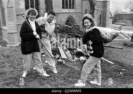 Le groupe de travail... 90 étudiants du New College de Huddersfield ont participé à une séance éclair sur l'environnement dans le cadre d'un exercice de la journée de travail communautaire de mammouth à Huddersfield. Les étudiants (de gauche à droite) Sali Kay, Andrew Doran et Emma Niccolls se saisissent des déchets qui se trouvent autour du chantier naval de St Thomas, le pont de Longroyd. 26th mars 1990. Banque D'Images