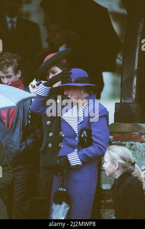 HRH la princesse de Galles, la princesse Diana, à Sandringham pour le service traditionnel de l'église et la réunion de famille royale, un jour de Noël très venteux 1990. Photo prise le 25th décembre 1990 Banque D'Images