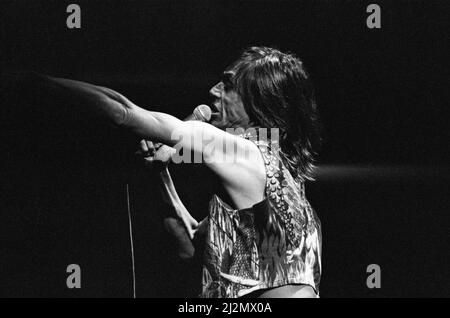 Iggy Pop (chanteur des États-Unis) se interprétant au Reading Rock Festival, Little John's Farm, Reading, Angleterre, le vendredi 23rd août 1991. Iggy a pour nom de naissance James Newell Osterberg, Jr. Iggy a pour liste de jeux le long de la rue, My Baby veut Rock & Roll, Raw Power, Gimme danger, Loose, T.V. Œil, saleté, os d'amour, cinq pieds un, China Girl, Lust for Life, Candy photo prise le 23rd août 1991 Banque D'Images