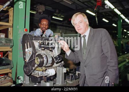 Le secrétaire d'État à l'Environnement Chris Patten, député, visite l'usine Rover de Longbridge, Birmingham. 1st octobre 1990. Banque D'Images