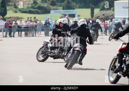 L'équipe de démonstration de moto Royal Signals White Helmet. Mai 1990. Banque D'Images