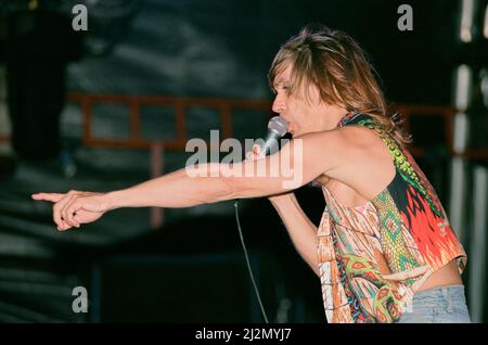 Iggy Pop (chanteur des États-Unis) se interprétant au Reading Rock Festival, Little John's Farm, Reading, Angleterre, le vendredi 23rd août 1991. Iggy a pour nom de naissance James Newell Osterberg, Jr. Iggy a pour liste de jeux le long de la rue, My Baby veut Rock & Roll, Raw Power, Gimme danger, Loose, T.V. Œil, saleté, os d'amour, cinq pieds un, China Girl, Lust for Life, Candy photo prise le 23rd août 1991 Banque D'Images