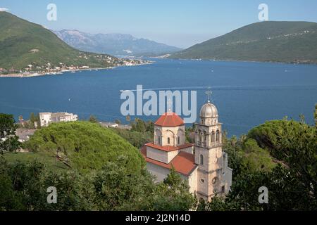 Vue sur la baie de Kotor et le monastère de Savina à Herceg Novi, au Monténégro Banque D'Images