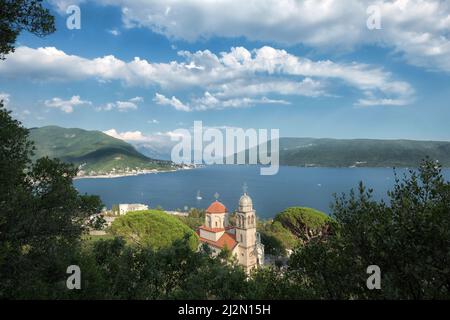 Vue imprenable sur la baie de Kotor depuis le point de vue du monastère de Savina à Herceg Novi, au Monténégro Banque D'Images