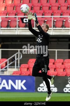 WASHINGTON, DC, USA - 02 AVRIL 2022 : Jon Kempin, gardien de but de D.C. (21), a fait une croix avant un match MLS entre D.C United et Atlanta United FC, LE 02 avril 2022, à Audi Field, à Washington, CC. (Photo de Tony Quinn-Alay Live News) Banque D'Images