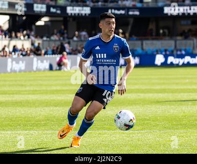 Santa Clara, Californie, États-Unis. 02 avril 2022 Santa Clara, CA USA San Jose Forward Cristian Espinoza (10) cherche un coéquipier ouvert pendant le jeu MLS entre Austin F.C. et les tremblements de terre de San Jose. Le jeu s'est terminé par une égalité de 2-2 à PayPal Park San Jose Calif. Thurman James/CSM Banque D'Images