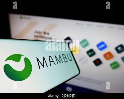 Smartphone avec logo de la société de technologie de finition allemande Mambu GmbH sur écran devant le site Web d'affaires. Mise au point à gauche de l'écran du téléphone. Banque D'Images