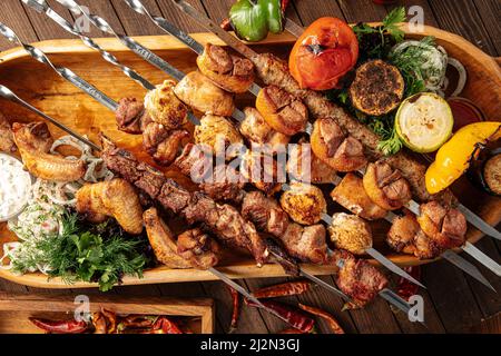 Assortiment de kebabs grillés au shashlik Banque D'Images