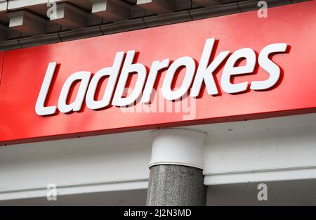 Photo du dossier datée du 11/9/2020 de la signalisation pour un magasin Ladbrokes dans le centre de Nottingham, comme le propriétaire de Ladbrokes et Coral est censé signaler un ralentissement de la croissance en ligne que la fin du verrouillage des perforations le boom du jeu à la maison qui a augmenté les bénéfices au cours des deux dernières années. Banque D'Images