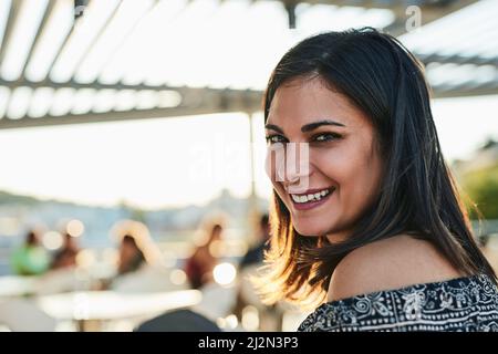 Je me sens heureux. Portrait court d'une jeune femme attrayante. Banque D'Images