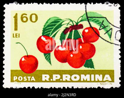 MOSCOU, RUSSIE - 13 MARS 2022: Timbre-poste imprimé en Roumanie montre des cerises (Prunus avium), série de fruits (1963), vers 1963 Banque D'Images