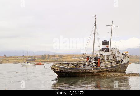 L'épave historique de Saint-Christophe au quai de la côte d'Ushuaia, province de Tierra del Fuego, Argentine Banque D'Images