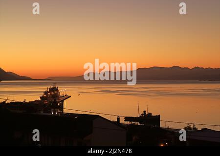 Port d'Ushuaia à Dawn avec silhouette de la Shipwreck de Saint-Christophe, province de Tierra del Fuego, Patagonie, Argentine Banque D'Images