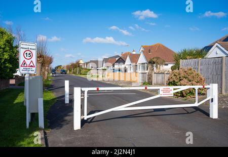 Porte fermée à une entrée fermée avec panneau de limitation de vitesse 15MPH vers une route privée à Knightscroft Avenue, Rustington, West Sussex, Angleterre, Royaume-Uni. Banque D'Images