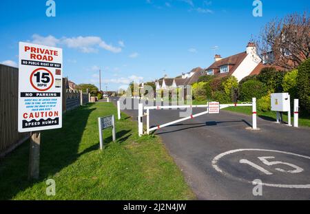 Entrée fermée avec porte fermée vers une route privée avec limite de vitesse de 15MPH à Cudlow Avenue, Rustington, West Sussex, Angleterre, Royaume-Uni. Banque D'Images