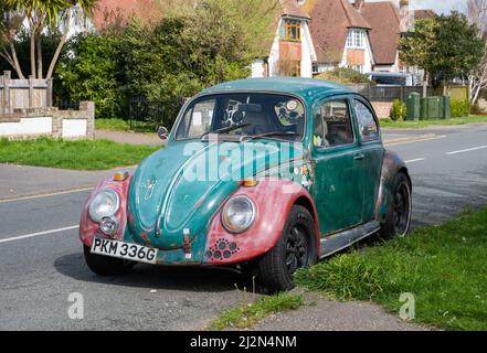 La voiture originale Volkswagen Beetle a été construite en 1968, apparemment abandonnée et négligée dans un état de réparation difficile garée sur le bord de la route en Angleterre, au Royaume-Uni. VW Beetle Banque D'Images