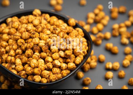 Kurkura Chana Dal Masala Namkeen mélange également appelé Kurkure Kala Channa Dalmoth Nimki est fait de Bhuna Bengal Gram rôti dans les épices de Garam Masala Banque D'Images