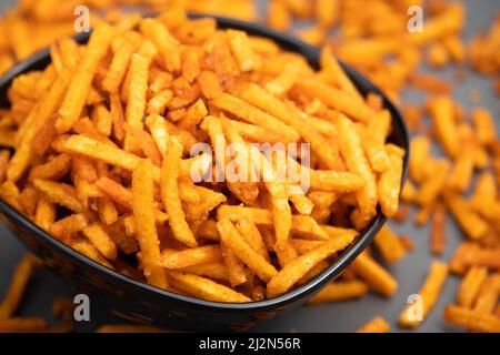 Indian Namkeen Kurkura Kacchi Aloo Sev Spicy Stick chips Bhujia ou Kurkure Aaloo Seb Bhujiya Lachha mélange les fryums sont faits de pommes de terre rôties D Banque D'Images