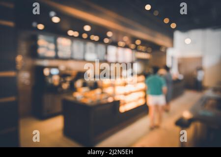 Blur Coffee Cafe Shop et bokeh Light bulbe arrière-plan. Image défoqué et flou personnel client dans le café-restaurant. Blur Cafe Store Shop style de vie Banque D'Images