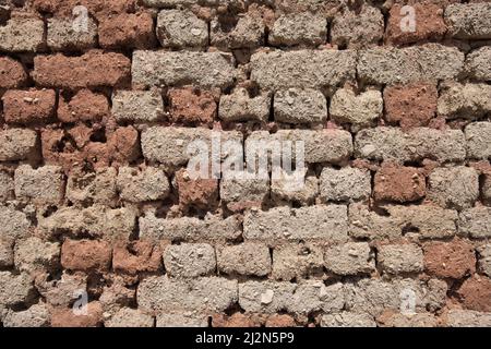 Mur de brique de boue érodée d'argile séchée et de paille, Serbie Banque D'Images