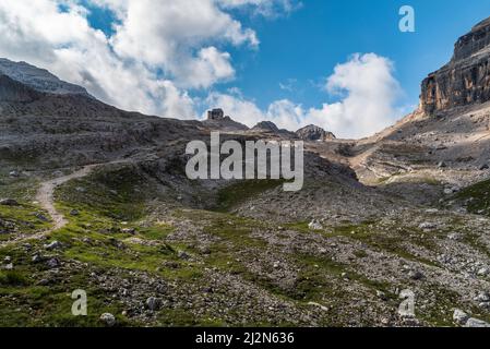 Gravo del Vallon Bianco avec des sommets du groupe de montagne de Fanes autour - partie la plus haute de la vallée de Fanes dans les Dolomites Banque D'Images
