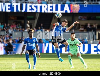 Santa Clara, Californie, États-Unis. 02 avril 2022 Santa Clara, CA USA San Jose milieu de terrain Niko Tsakiris (30) défend le ballon pendant le jeu MLS entre Austin F.C. et les tremblements de terre de San Jose. Le jeu s'est terminé par une égalité de 2-2 à PayPal Park San Jose Calif. Thurman James/CSM Banque D'Images