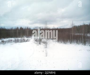 paysage d'hiver avec transformateur électrique monté sur poteau en béton Banque D'Images