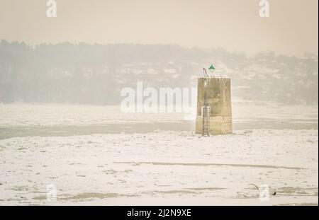 Glace brisée dans le Danube gelé à Novi Sad, Serbie. Glace brisée dans le Danube gelé . Banque D'Images