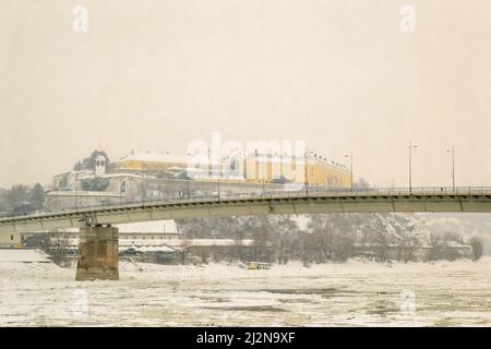 Glace brisée dans le Danube gelé à Novi Sad, Serbie. Glace brisée dans le Danube gelé . Banque D'Images