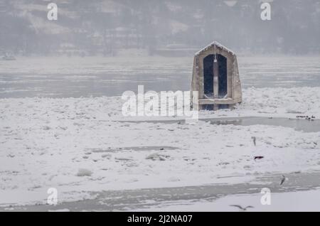 Glace brisée dans le Danube gelé à Novi Sad, Serbie. Glace brisée dans le Danube gelé . Banque D'Images