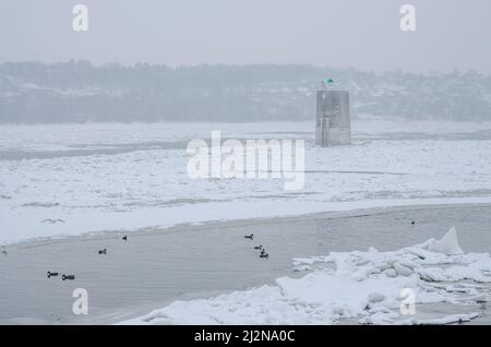 Glace brisée dans le Danube gelé à Novi Sad, Serbie. Glace brisée dans le Danube gelé . Banque D'Images