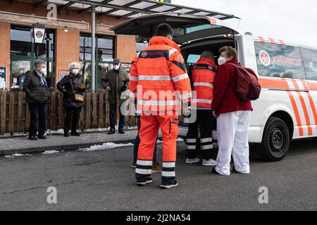 Lutterberg, Allemagne. 03rd avril 2022. Les employés de l'équipe mobile de vaccination de Johannître et les vaccinés sont debout avant leur vaccination à Autohof Lutterberg. Une équipe mobile de vaccination de la ville et du district de Göttingen vaccine contre le coronavirus sur l'autoroute A7 en utilisant des vaccins des sociétés Biontech/Pfizer et Novavax. Credit: Swen Pförtner/dpa/Alay Live News Banque D'Images