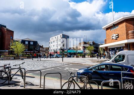 Kingston upon Thames London UK, avril 01 2022, circulation passant par la gare de Kingston sous Blue Sky et Storm Clouds avec les gens marchant Banque D'Images