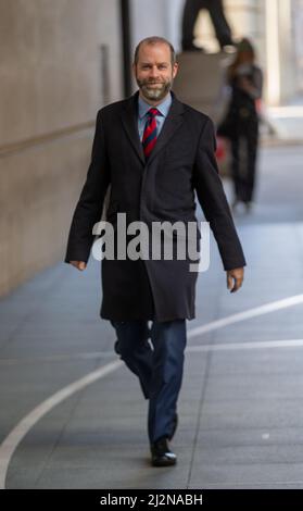 Londres, Angleterre, Royaume-Uni. 3rd avril 2022. Le Secrétaire d'État adjoint aux affaires, à l'énergie et à la stratégie industrielle JONATHAN REYNOLDS arrive à la BBC avant de se présenter à l'émission télévisée du dimanche matin. (Image de crédit : © Tayfun Salci/ZUMA Press Wire) Banque D'Images