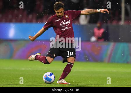 Salerno, Italie. 02nd avril 2022. Ivan Radovanovi? (US Salernitana 1919) en action pendant la série Un match de 2021/22 entre US Salernitana 1919 et le Torino football Club au stade Arechi, (photo par Agostino Gemito/Pacific Press) Credit: Pacific Press Media production Corp./Alay Live News Banque D'Images