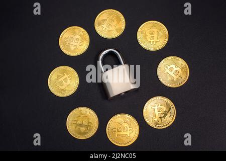 Bitcoin et verrou. Concept de sécurité et de sûreté de l'investissement en crypto-monnaie Banque D'Images