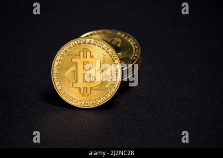 Pièces de monnaie en or Bitcoin sur le tableau noir. Gros plan. Banque D'Images