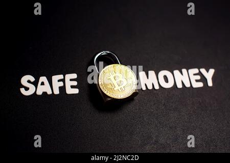 Bitcoin et verrou avec le texte « Safe Money ». Concept de sécurité et de sûreté de l'investissement en crypto-monnaie Banque D'Images