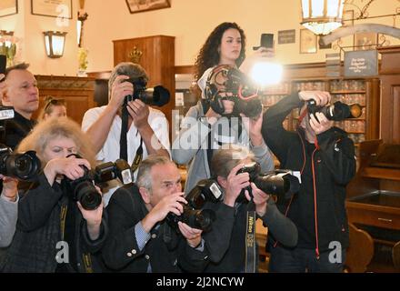 Munich, Allemagne. 03rd avril 2022. Les photographes photographiez le retrait du masque d'Aloisius à la Hofbräuhaus. Aujourd'hui, l'exigence de masque et la règle de 3G dans l'industrie de la restauration sont abandonnées. Credit: Felix Hörhager/dpa/Alay Live News Banque D'Images