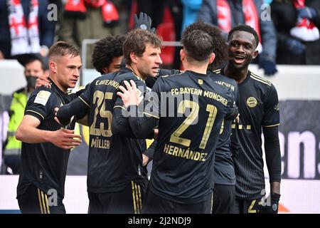 Fribourg, Allemagne. 02nd avril 2022. Goaljubel collectif de gauche à droite : Joshua KIMMICH (FC Bayern Munich), Serge GNABROY (FC Bayern Munich), Thomas MUELLER (MULLER, FC Bayern Munich), Lucas HERNANDEZ (FC Bayern Munich), Tanguy Nianzou Kouassi (FC Bayern Munich), jubilation, joie, enthousiasme, action. Football 1st saison Bundesliga 2021/2022, 28.matchday, matchday28. SC Freiburg - FC Bayern Munich 1-4 le 2nd avril 2022, Europa Park Stadium. Credit: dpa/Alay Live News Banque D'Images