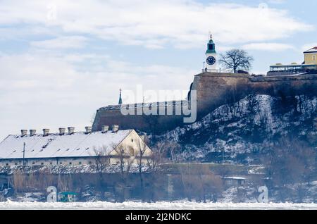 Novi Sad, Serbie - 31 janvier 2017 : forteresse de Petrovaradin dans le brouillard en hiver Banque D'Images