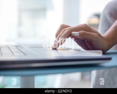 Recherche de données et information sur le concept de réseau Internet. Optimisation de la technologie de moteur de recherche de données avec icône de loupe Vider la barre de recherche Banque D'Images