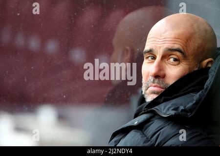 Burnley, Royaume-Uni. 02nd avril 2022. PEP Guardiola, le directeur de la ville de Manchester, regarde depuis le dugout. Match Premier League, Burnley et Manchester City à Turf Moor à Burnley, Lancs, le samedi 2nd avril 2022. Cette image ne peut être utilisée qu'à des fins éditoriales. Utilisation éditoriale uniquement, licence requise pour une utilisation commerciale. Aucune utilisation dans les Paris, les jeux ou les publications d'un seul club/ligue/joueur. photo par Chris Stading/Andrew Orchard sports Photography/Alamy Live News crédit: Andrew Orchard sports Photography/Alamy Live News Banque D'Images