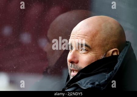 Burnley, Royaume-Uni. 02nd avril 2022. PEP Guardiola, le directeur de la ville de Manchester, regarde depuis le dugout. Match Premier League, Burnley et Manchester City à Turf Moor à Burnley, Lancs, le samedi 2nd avril 2022. Cette image ne peut être utilisée qu'à des fins éditoriales. Utilisation éditoriale uniquement, licence requise pour une utilisation commerciale. Aucune utilisation dans les Paris, les jeux ou les publications d'un seul club/ligue/joueur. photo par Chris Stading/Andrew Orchard sports Photography/Alamy Live News crédit: Andrew Orchard sports Photography/Alamy Live News Banque D'Images