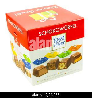 Hambourg, Allemagne - Mars 28 2022: Ritter Sport Chocolate isolé sur fond blanc gros plan Banque D'Images